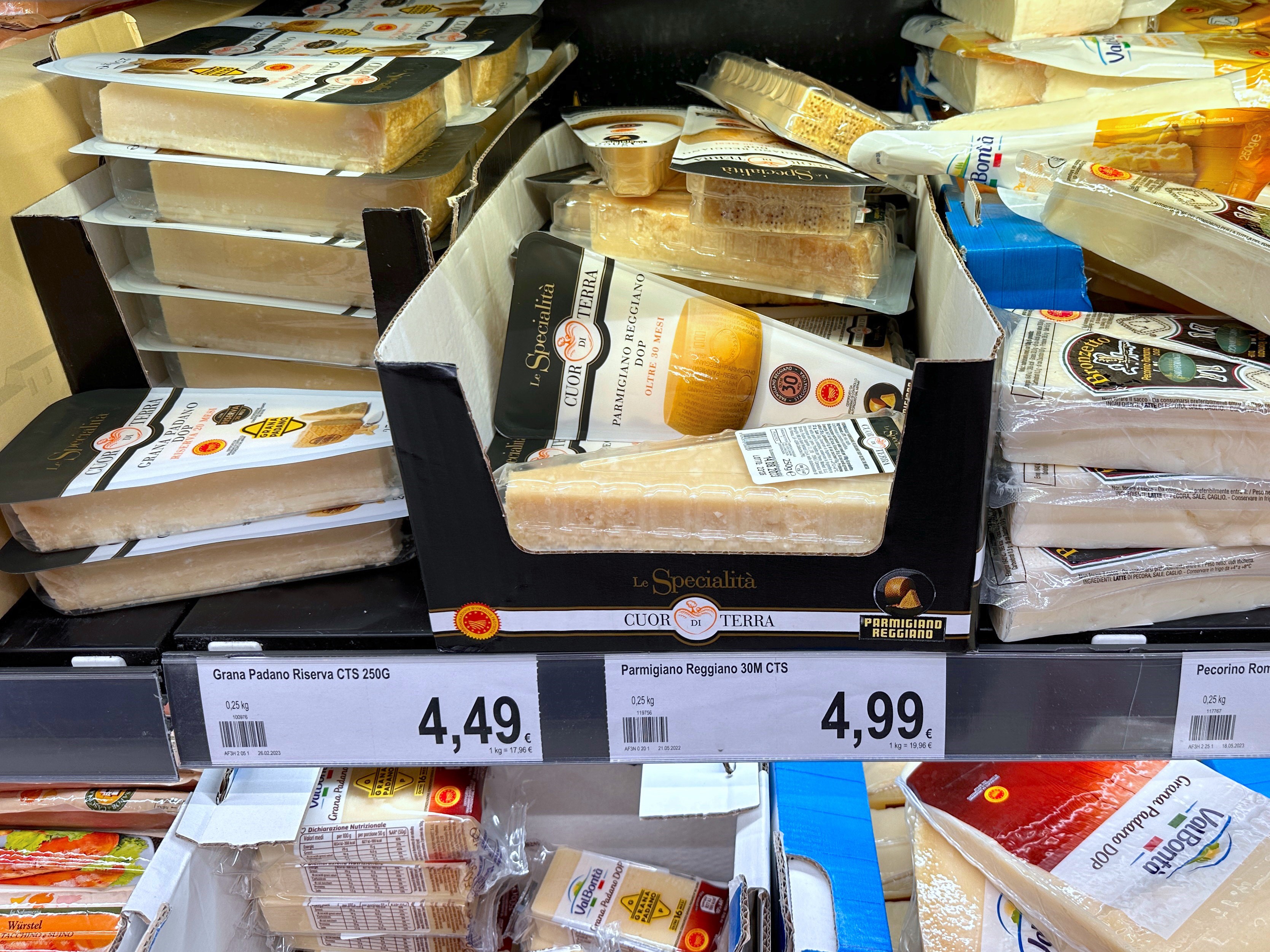 チーズ削りはクルマの如く：大矢麻里＆アキオ ロレンツォの 毎日がファンタスティカ！ イタリアの街角から #16